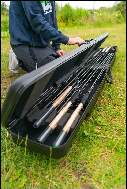 Твърд калъф за въдици MAVER MV-R HARD ROD PROTECTOR CASE - 191x20x26cm с рибарски такъми в него.