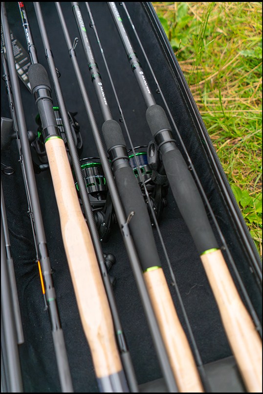 Твърд калъф за въдици MAVER MV-R HARD ROD PROTECTOR CASE - 191x20x26cm с въдици и макари в него.