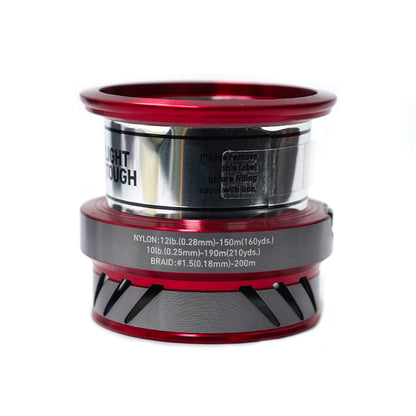 Резервна шпула за DAIWA NINJA FEEDER LT 6000 SS с червен дизайн и спецификации за влакна.
