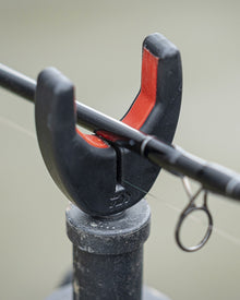 Преден държач за въдица DAIWA N'ZON COMPACT FRONT ROD REST, показващ идеалното сцепление на риболовна въдица.