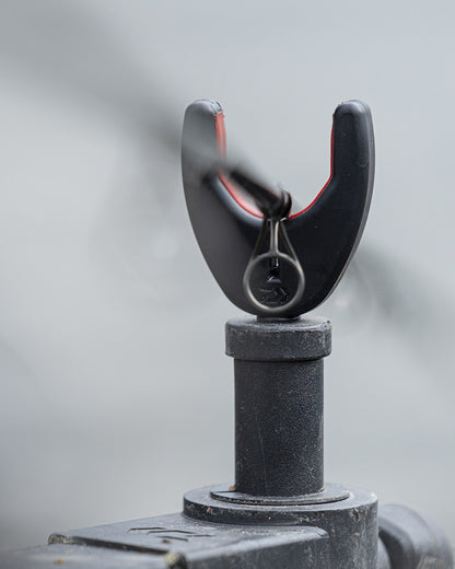 Преден държач за въдица DAIWA N'ZON COMPACT FRONT ROD REST с TPE материал за надеждно захващане на въдицата.