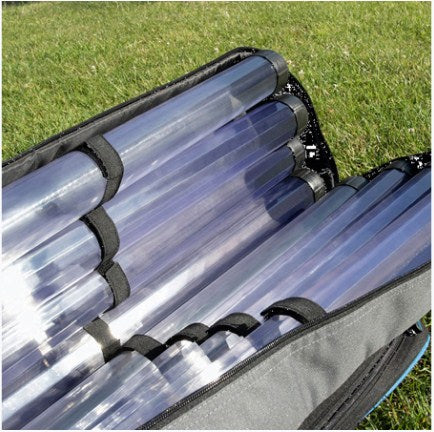 Мек калъф за щека PRESTON COMPETITION 8 TUBE HOLDALL - 192см, показващ вътрешността с тръби на зелена трева.