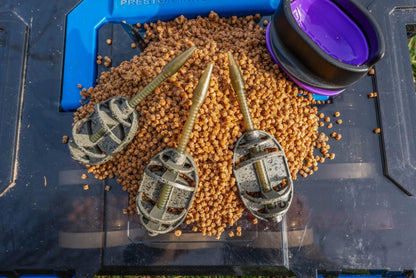 Форма PRESTON QUICK RELEASE METHOD MOULD - XXL на бекграунд от риболовна храна и аксесоари.