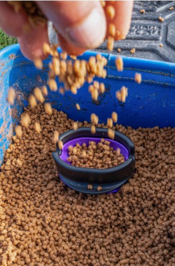 Форма PRESTON QUICK RELEASE METHOD MOULD - XXL, предназначена за регулиране на храната при риболов.
