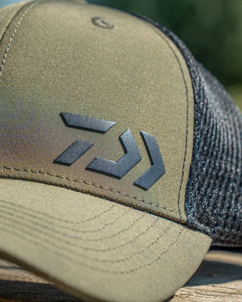 Шапка с козирка DAIWA PRO PERFORMANCE CAP - Green/Black с лого на Daiwa и мрежеста задна част.