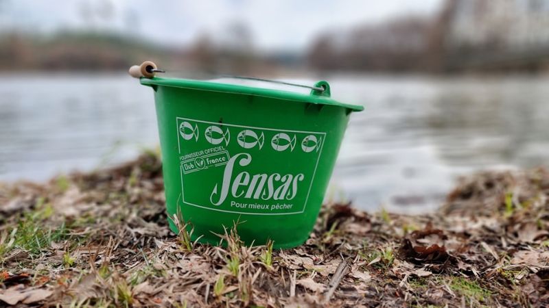 Кофа за захранка Sensas GROUNDBAIT - 17L, зелена, с удобна дръжка и скала за литри.