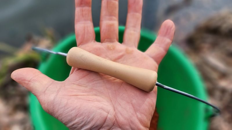 Кофа за захранка Sensas GROUNDBAIT - 17L с удобна дръжка и инструмент за миксиране на захранка в риболов.