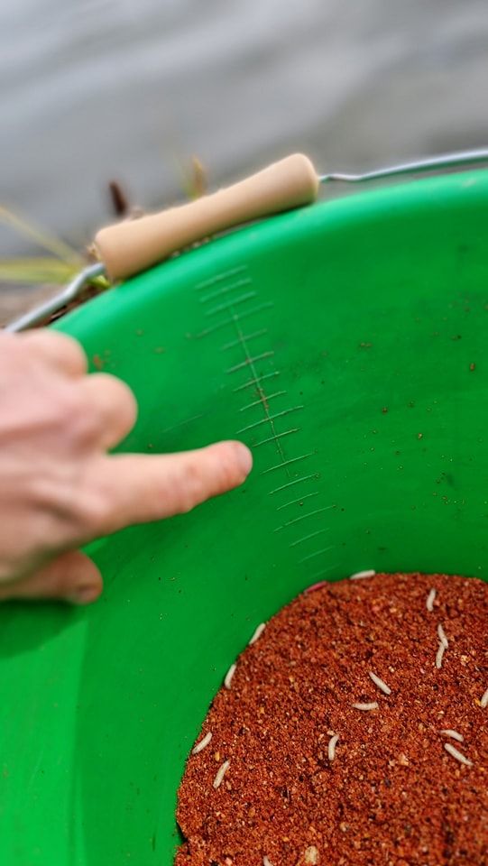 Кофа за захранка Sensas GROUNDBAIT - 17L с удобна дръжка и скала за измерване на захранката.
