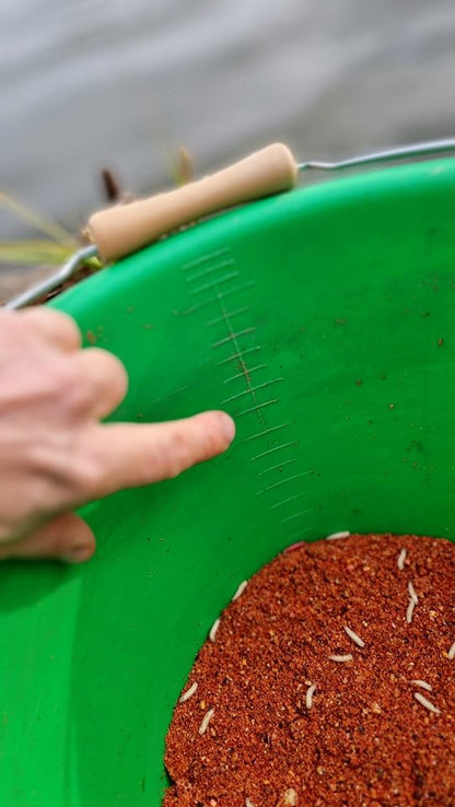 Кофа за захранка Sensas GROUNDBAIT - 17L с удобна дръжка и скала за измерване на захранката.