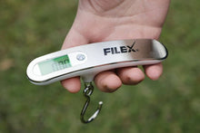 Дигитален кантар Fil Fishing DIGITAL SCALE в ръка, лек и компактен за мерене на улов.