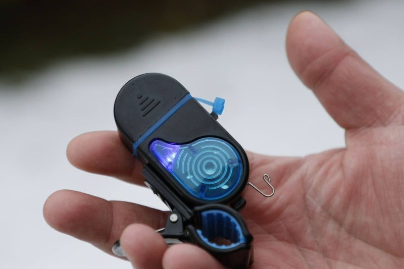 Сигнализатор Fil Fishing MINI BITE ALARM в ръка, с LED светлина и въртеливо движение за риболов.
