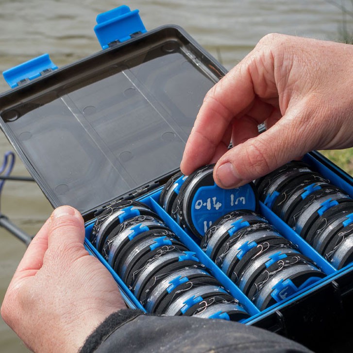 PRESTON rEVAlution Storage Box with 21 Spools for Rigs and Leaders