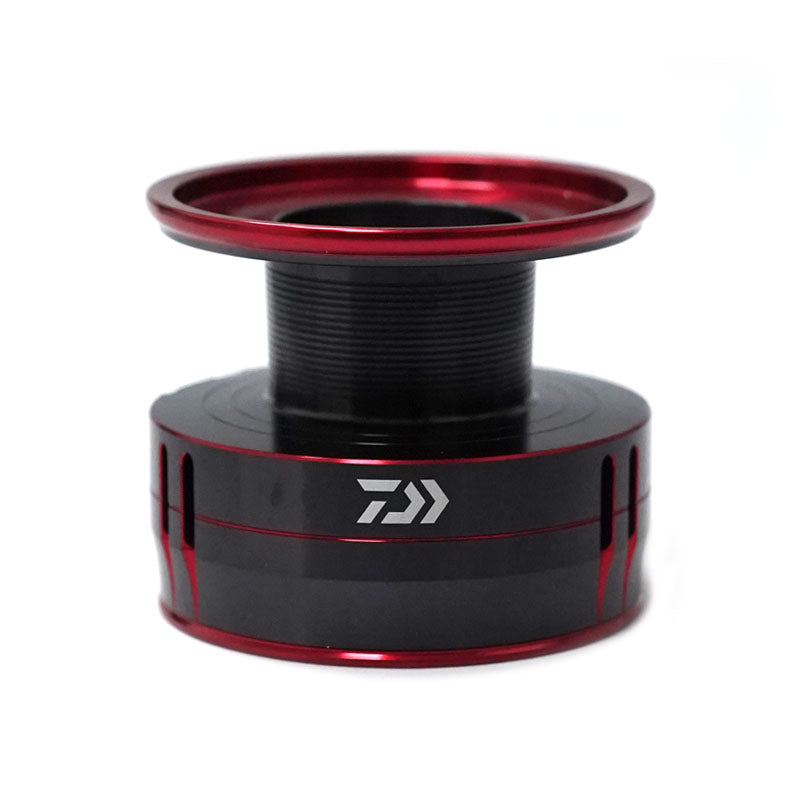 Резервна шпула за DAIWA 17 FUEGO LT - 5000D-CXH с червена рамка, оригинална и здрава.