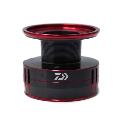 Резервна шпула за DAIWA 17 FUEGO LT - 5000D-CXH с червена рамка, оригинална и здрава.