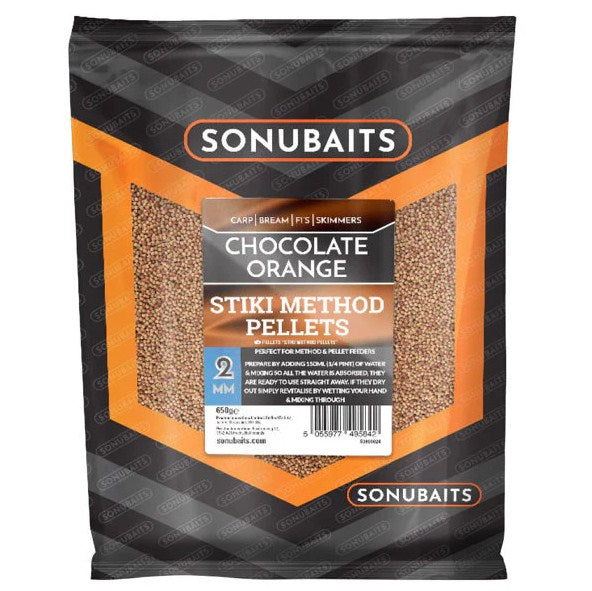 Пелети SONUBAITS Stiki Method Pellet Chocolate & Orange - 2mm в опаковка с цветни пелети за риболов.
