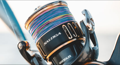 Макара за морски риболов DAIWA 25 SALTIGA G с цветна жилка и магнетна защита.