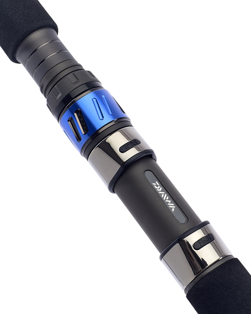 Въдица за морски риболов DAIWA SALTIGA GT 86 - 2.60m/100-180gr, детайл от дръжката с син елемент и лъскаво покритие.