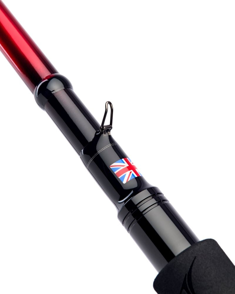 Фидер въдици DAIWA TOURNAMENT SLR - New model 2025, детайл на ротираща част с британски флаг