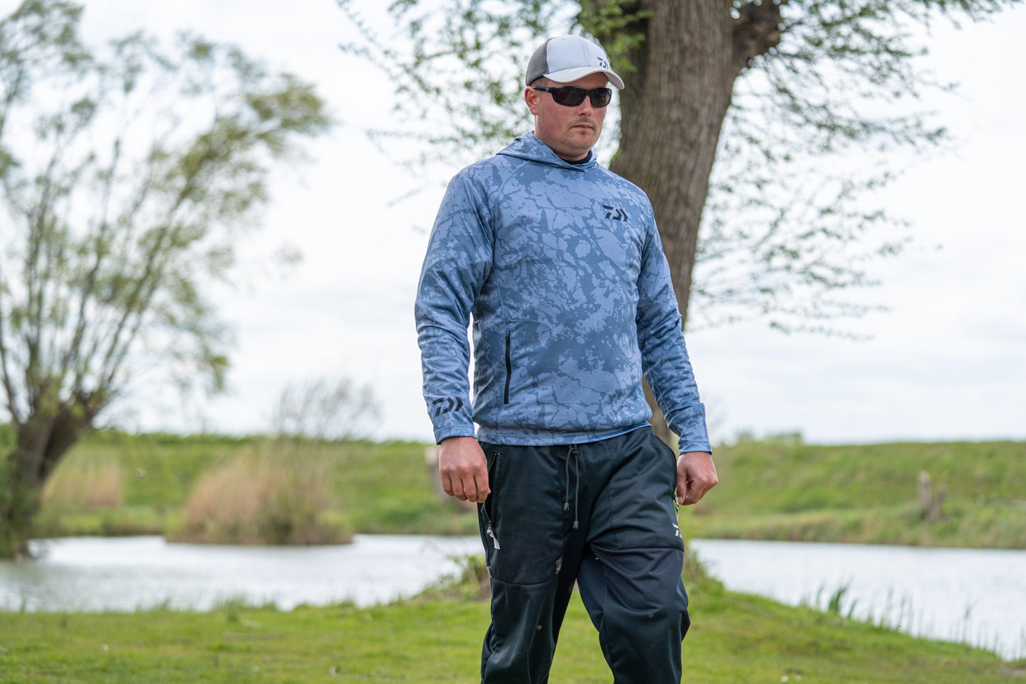 26 DAIWA D-VEC SUN HOODIE BLUE