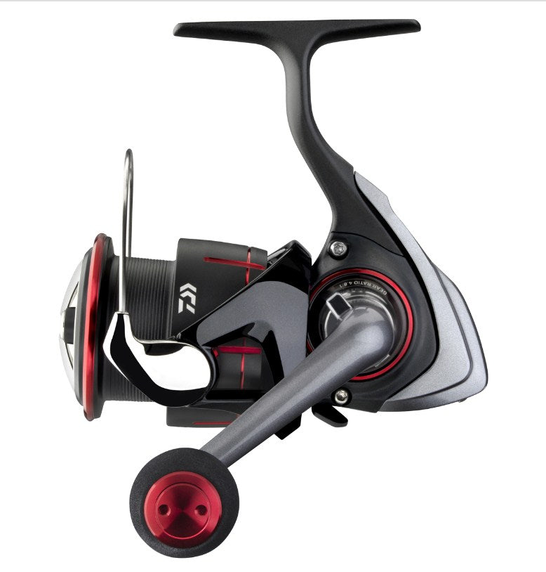 Макара за фидер и мач риболов DAIWA 25 TDM с черен и червен дизайн и рибарски механизъм.