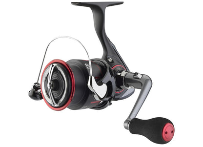 Макара за фидер и мач риболов DAIWA 25 TDM в черно-червено, идеална за риболовни приключения.