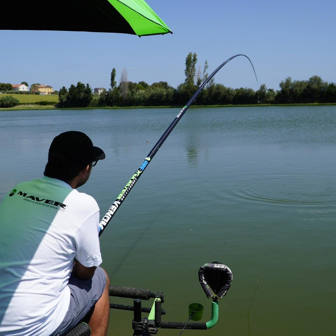Риболов с Щека MAVER POLE VENOM MARGIN 10M + MINI EXT /Модел 2026/ на езеро в слънчев ден.
