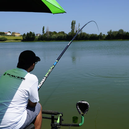 Риболов с Щека MAVER POLE VENOM MARGIN 10M + MINI EXT /Модел 2026/ на езеро в слънчев ден.