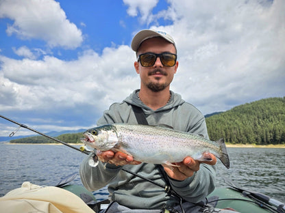 Риболовец с трофеен риболовен улов в лодка, използвайки Спинер Westin DropBite Tungsten Spin Tail Jig.