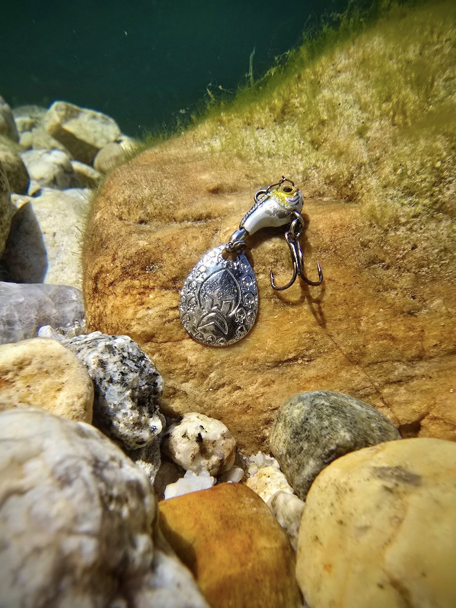 Спинер Westin DropBite Tungsten Spin Tail Jig под вода сред камъни и пясък за риболовни такъми.