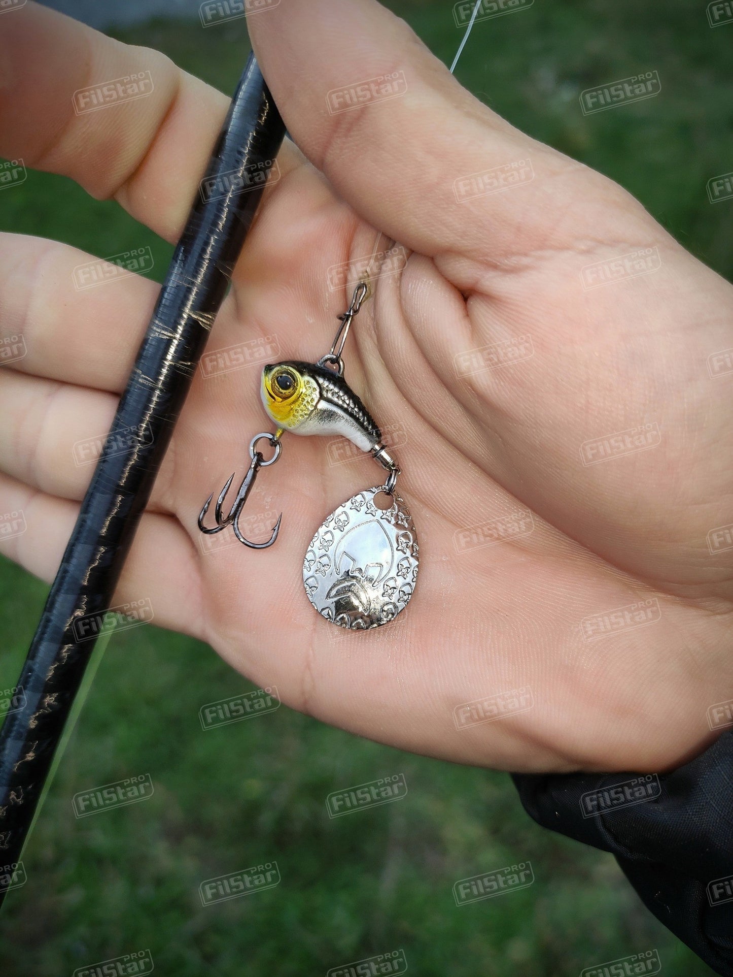 Спинер Westin DropBite Tungsten Spin Tail Jig в рибарска ръка с мощно въртящо листо